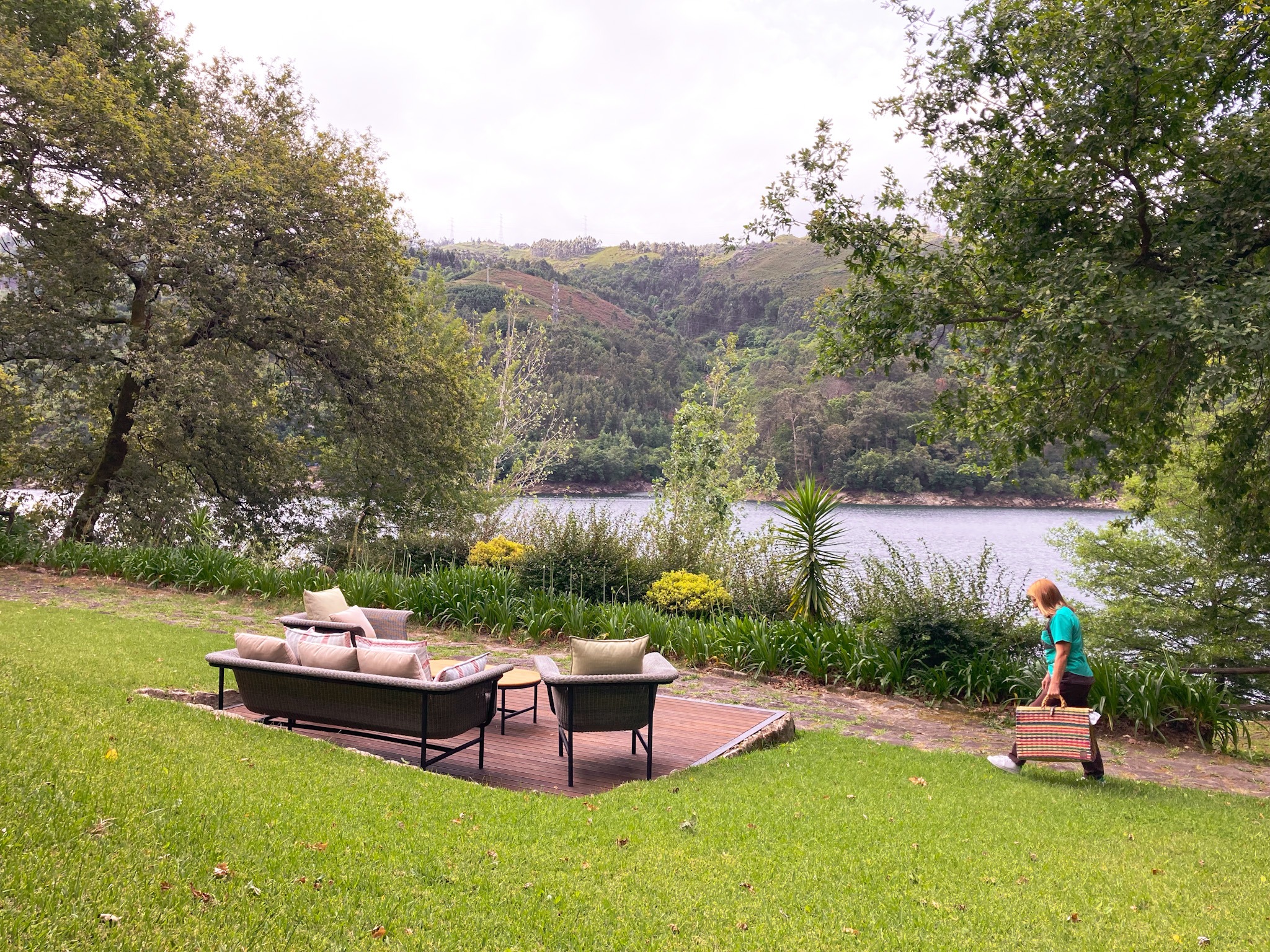 Outdoor seating area on a lawn by the lake at Runas Carqueijais in Gerês